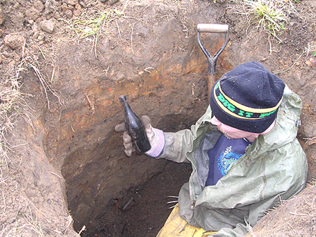 DIG IT! --- A PHOTO OF MEECH UNEARTHING SOME GLASS AND MORE WAITING JUST BELOW - PHOTO COURTESY OF SLIMDIGGER --- AntiqueBottleHunter.com